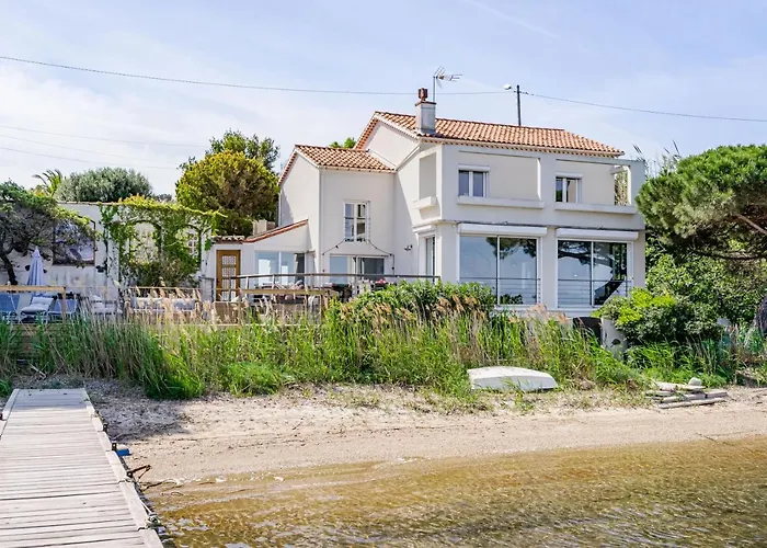 Front De Acces Presqu'ile De Giens-sea And Mountain Pleasure